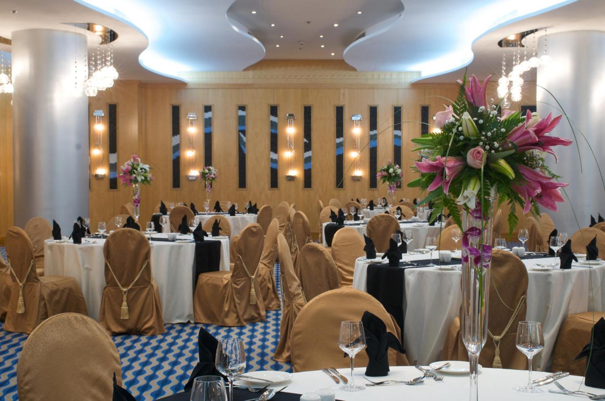 City Seasons Hotel & Suites Muskat Eksteriør bilde